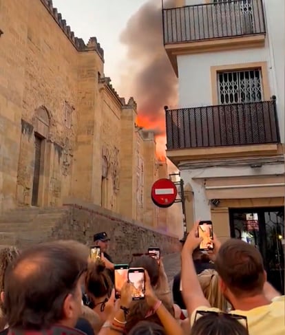 Imagen difundida en redes sociales del incendio declarado este viernes en la mezquita de Córdoba.