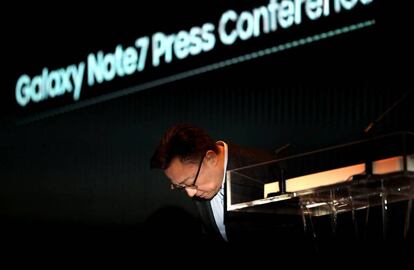 Koh Dong-Jin, presidente de Samsung Electronics Mobile, da explicaciones sobre el fallo del Note 7 en la conferencia de prensa celebrada en Seúl.