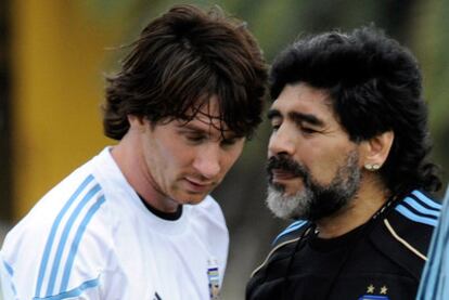 Maradona, con Messi en la concentración argentina.