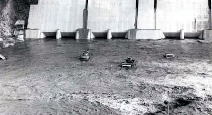 Camiones y maquinaria arrastrados por las aguas tras reventar la compuerta el 22 de octubre de 1965.