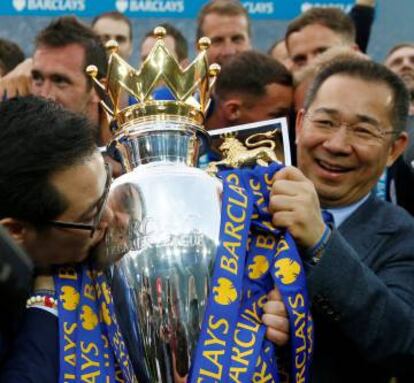 Vichai Srivaddhanaprabha y su hijo Aiyawatt, tras ganar la liga en 2016.