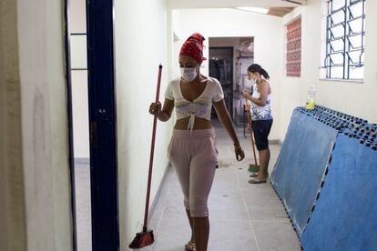 Unas alumnas ayudan en las tareas  de limpieza de su escuela. El colegio fue ocupado por algunos estudiantes el día 7 de abril. 
