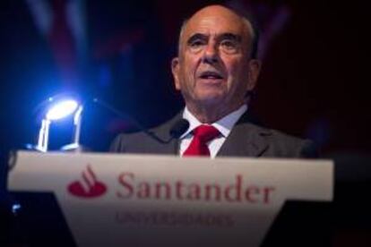 El presidente del Grupo Santander, Emilio Botín, habla este miércoles durante la ceremonia de entrega de los premios Santander Universidades en el hotel Grand Hyatt, en Sao Paulo (Brasil).