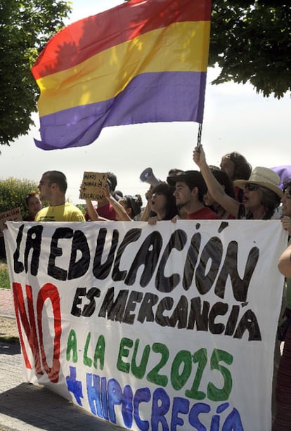 Abucheos contra el Príncipe Concentración de indignados a las puertas de la Universidad Autónoma de Madrid.