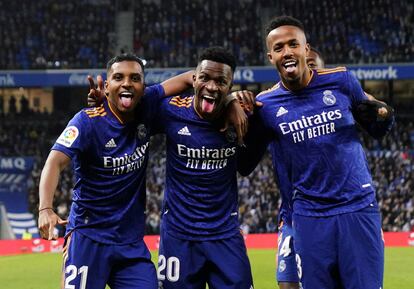 Rodrygo, Vinicius y Mililtão celebran el 0-1 en Anoeta.