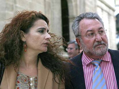 La consejera de Salud, María Jesús Montero, junto al investigador Bernat Soria.