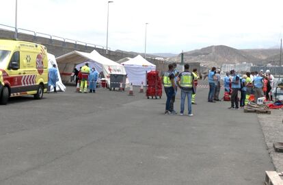 Salvamento Marítimo rescata a los 45 ocupantes de una patera a la deriva a unas 38 millas al sur de Gran Canaria, este domingo.