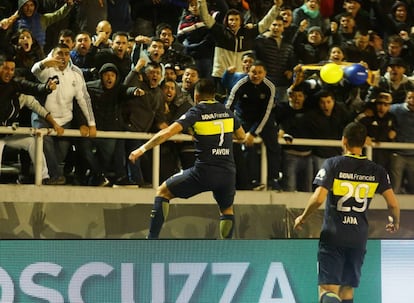 Los &quot;hinchas neutrales&quot; celebran el gol de Pav&oacute;n, el segundo de Boca.