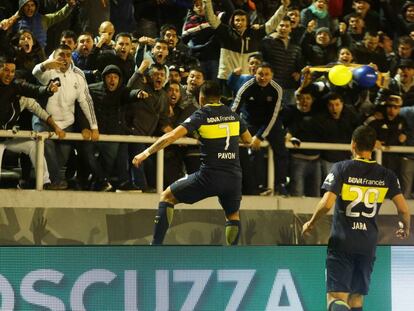 Los &quot;hinchas neutrales&quot; celebran el gol de Pav&oacute;n, el segundo de Boca.