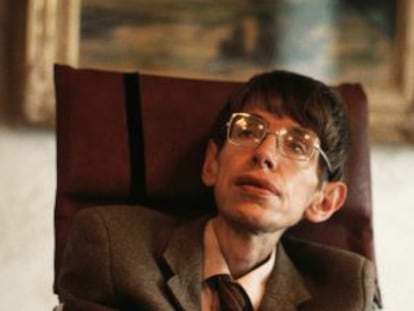 El físisco Stephen Hawking (Oxford, 8 de enero de 1942), en 1985.