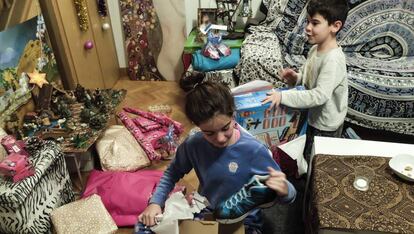 Día de Reyes. Los niños abren sus regalos.