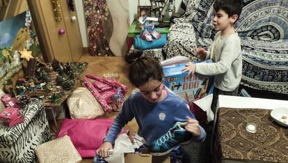 D&iacute;a de Reyes. Los ni&ntilde;os abren sus regalos.
 