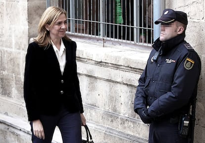 8 de febrero de 2014. La infanta Cristina a su llegada a los juzgados de Palma para declarar como imputada en el caso Nóos. Tras descender del vehículo, la infanta ha recorrido unos metros a pie hasta la puerta del edificio judicial.