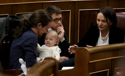 Desde la izquierda, Pablo Iglesias, Íñigo Errejón y Carolina Bescansa con su hijo Diego, un bebé de seis meses, en el pleno de constitución de la XI Legislatura del Congreso de los Diputados, el 13 de enero de 2016.