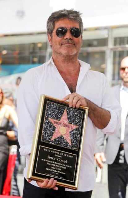 Simon Cowell con su estrella de fama, en Los Ángeles, el pasado agosto.