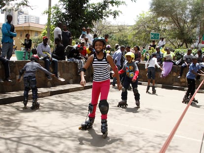 Jóvenes patinan en el centro de Nairobi (Kenya).