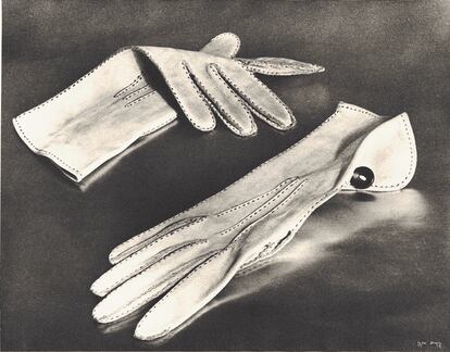 'La distinguida Daisy Fellowes, guantes de Dent en Londres para Harper's Bazaar', 1933.