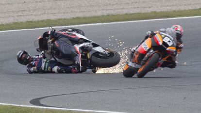 Pol Espargaró cae al suelo tras ser golpeado por Márquez.