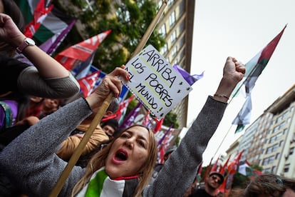 Organizaciones sociales y partidos de izquierda de Argentina se movilizan a la Plaza de Mayo en conmemoracin del Da Internacional del Trabajador.