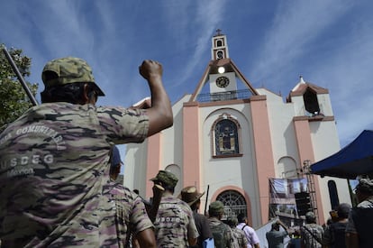 Policías comunitarios del Frente Unido por la Seguridad y el Desarrollo del Estado de Guerrero frente a la iglesia de Petaquillas, Chilpancingo.