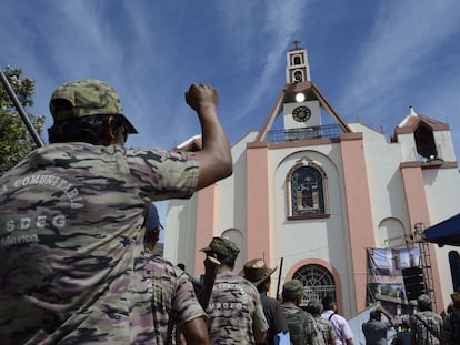 Policías comunitarios del Frente Unido por la Seguridad y el Desarrollo del Estado de Guerrero frente a la iglesia de Petaquillas, Chilpancingo.