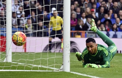 Keylor Navas encaja uno de los goles del Athletic en el Bernabéu.