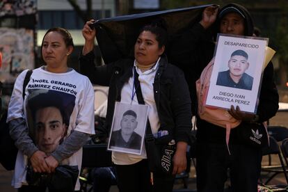 Durante la velada se recordaron los nombres de los familiares desaparecidos, en el Monumento a la Madre. 