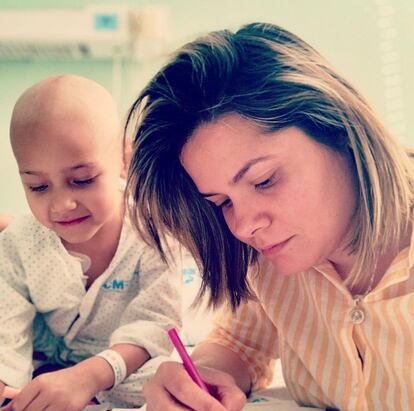 Daniela Martínez junto a su hija Corina en el hospital.