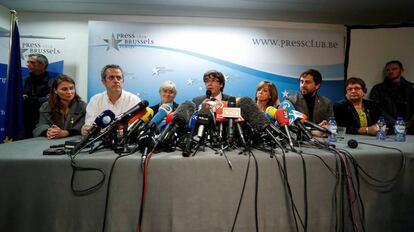 Carles Puigdemont, Meritxell Serret, Joaquim Forn, Clara Ponsati, Meritxell Borr&aacute;s, Antoni Comin y Dolors Bassa durante la rueda de prensa de Puigdemont en Bruselas.