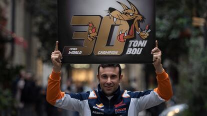 Toni Bou, piloto de trial, campeón del mundo 30 veces, posa en las calles de Barcelona.