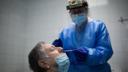 Una sanitaria realiza un test PCR a una paciente en un centro de atención primaria en Barcelona, a finales de enero.