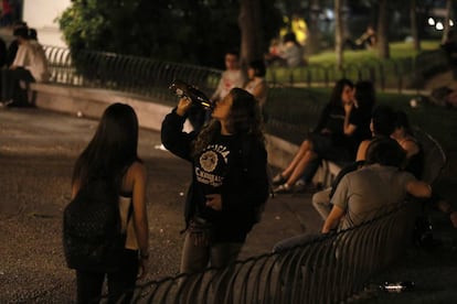 J&oacute;venes bebiendo y fumando hach&iacute;s