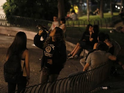 J&oacute;venes bebiendo y fumando hach&iacute;s