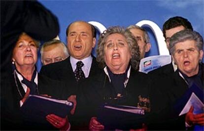 Silvio Berlusconi canta el himno de su partido durante un acto celebrado en marzo de 2000.