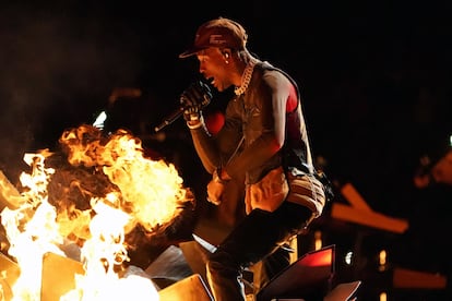 El rapero Travis Scott actúa en el intermedio del encuentro de Super Bowl entre New England Patriots y Los Angeles Rams en el Mercedes-Benz Stadium de Atlanta, Georgia, el 3 de enero de 2019.