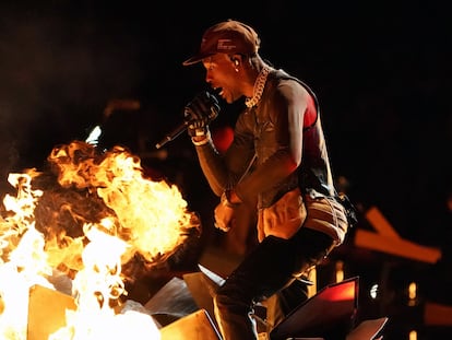 El rapero Travis Scott actúa en el intermedio del encuentro de Super Bowl entre New England Patriots y Los Angeles Rams en el Mercedes-Benz Stadium de Atlanta, Georgia, el 3 de enero de 2019.