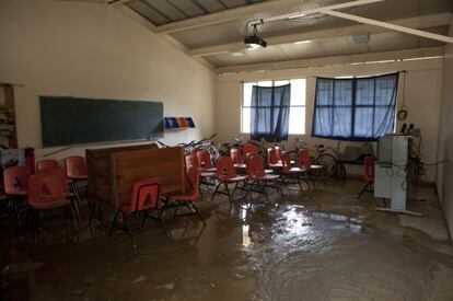 La escuela municipal del Ed&eacute;n ha quedado inundada y semienterrada por los aludes.