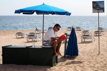 Un empleado a la espera de clientes esta semana en Lloret de Mar.