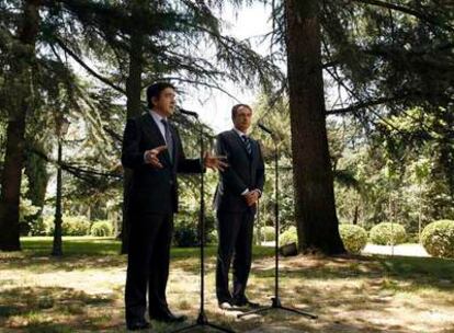 López, a la izquierda, y Zapatero, durante su conferencia de prensa en los jardines de La Moncloa.