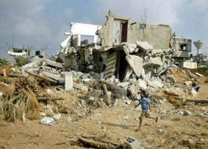 Un niño juega entre viviendas destruidas por el Ejército israelí en Beit Hanún, localidad de la franja de Gaza.