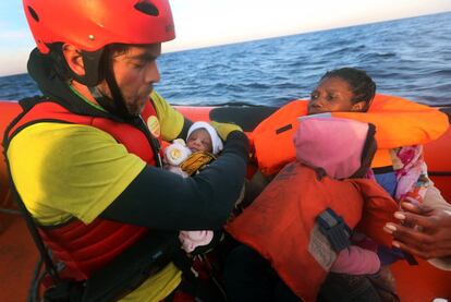 Asier Renedo, de 37 años, ayuda a un bebe de cuatro días durante una operación de búsqueda y rescate de la ONG Proactiva Open Arms, a unas 22 millas náuticas al norte de la Ciudad libia de Sabratha, 1 de abril de 2017.