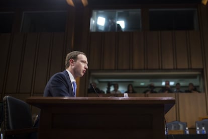 El republicano por Utah Orrin Hatch recordó que en 2010, Zuckerberg aseguró que Facebook sería siempre gratis. "¿Lo seguirá siendo?". Zuckerberg contestó que sí, pero añadió un importante matiz en su respuesta: "Siempre habrá una versión de Facebook que será gratuita".