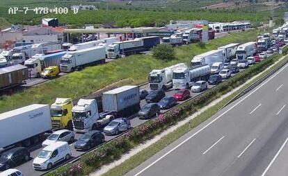 Colas de vehículos tras un accidente en la AP-7 a la altura de Sagunt.