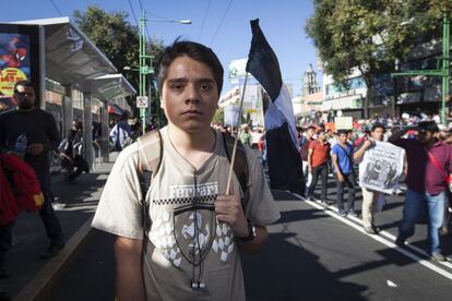 Carlos,14 años: "Estoy aquí para luchar por un mejor país, para que aparezcan los 43 estudiantes de Ayotzinapa, porque no son solo 43 sino miles de estudiantes que han desaparecido durante años".