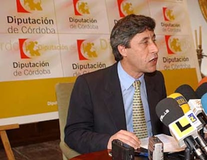 Francisco Pulido anunció ayer, en rueda de prensa, las alegaciones contra los estatutos de Cajasur.