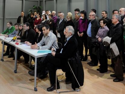 Dirigentes del sector crítico del PSE alavés, durante su reunión en Vitoria.