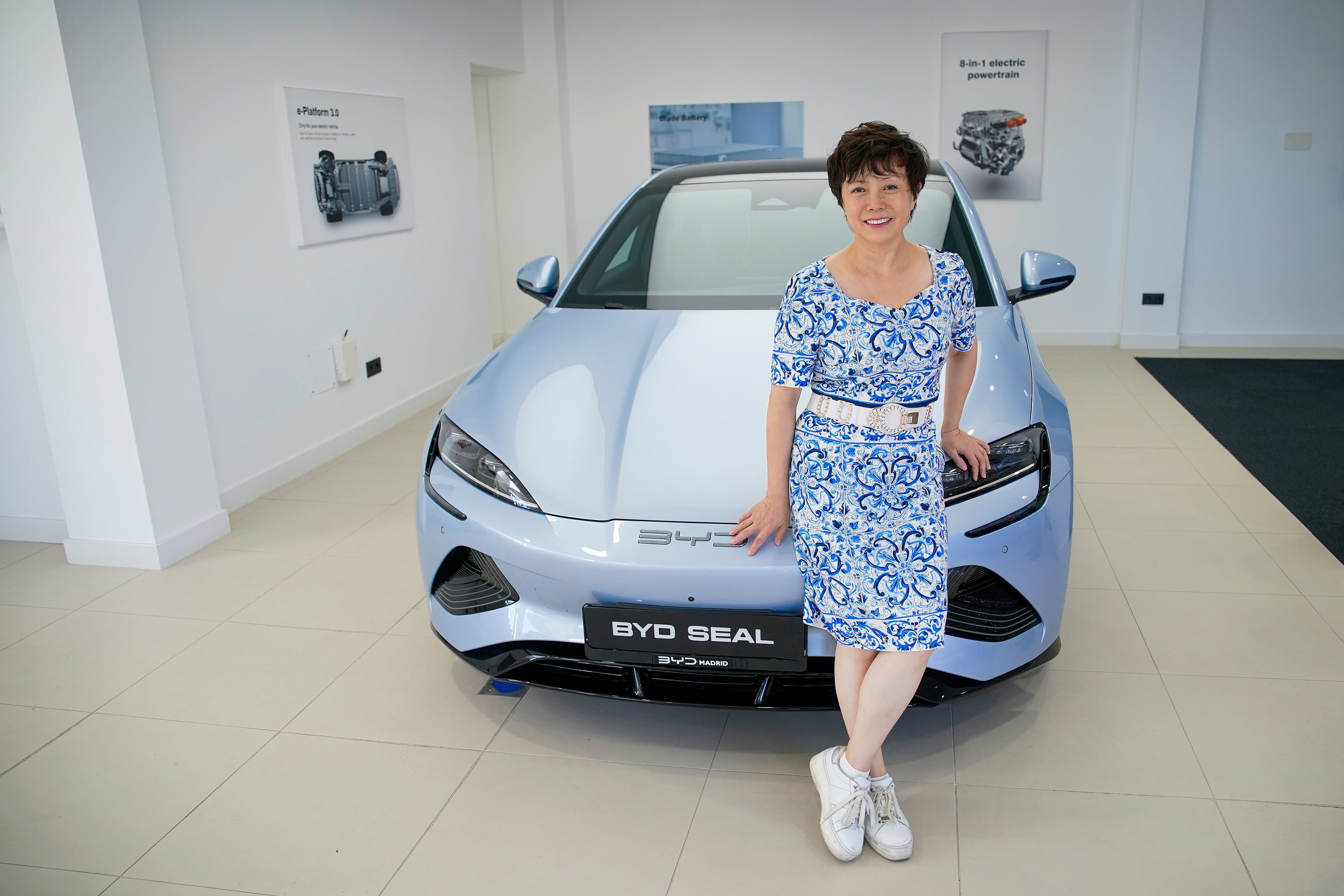 Stella Li, vicepresidenta ejecutiva mundial de la automovilística china BYD, en un concesionario de BYD en Majadahonda, Madrid.