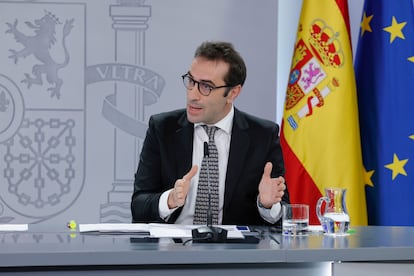 El ministro de Economía, Carlos Cuerpo, en rueda de prensa tras la reunión del Consejo de Ministros, este martes.