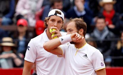 Los integrantes del equipo alemán, Jan-Lennard Struff (i) y Tim Puetz (d), durante el partido de dobles de la segunda jornada de la eliminatoria España-Alemania de cuartos de final de la Copa Davis, el 7 de abril de 2018.