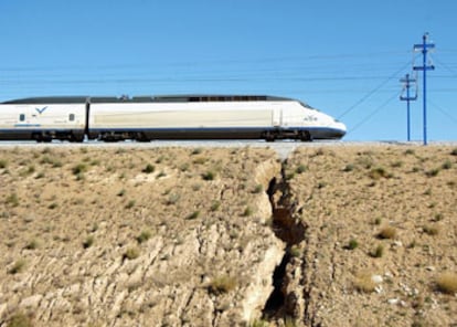 Un tren de alta velocidad circula sobre la grieta situada a unos 19 kilómetros de Zaragoza. Fotografía cedida &#39;El Periódico&#39;